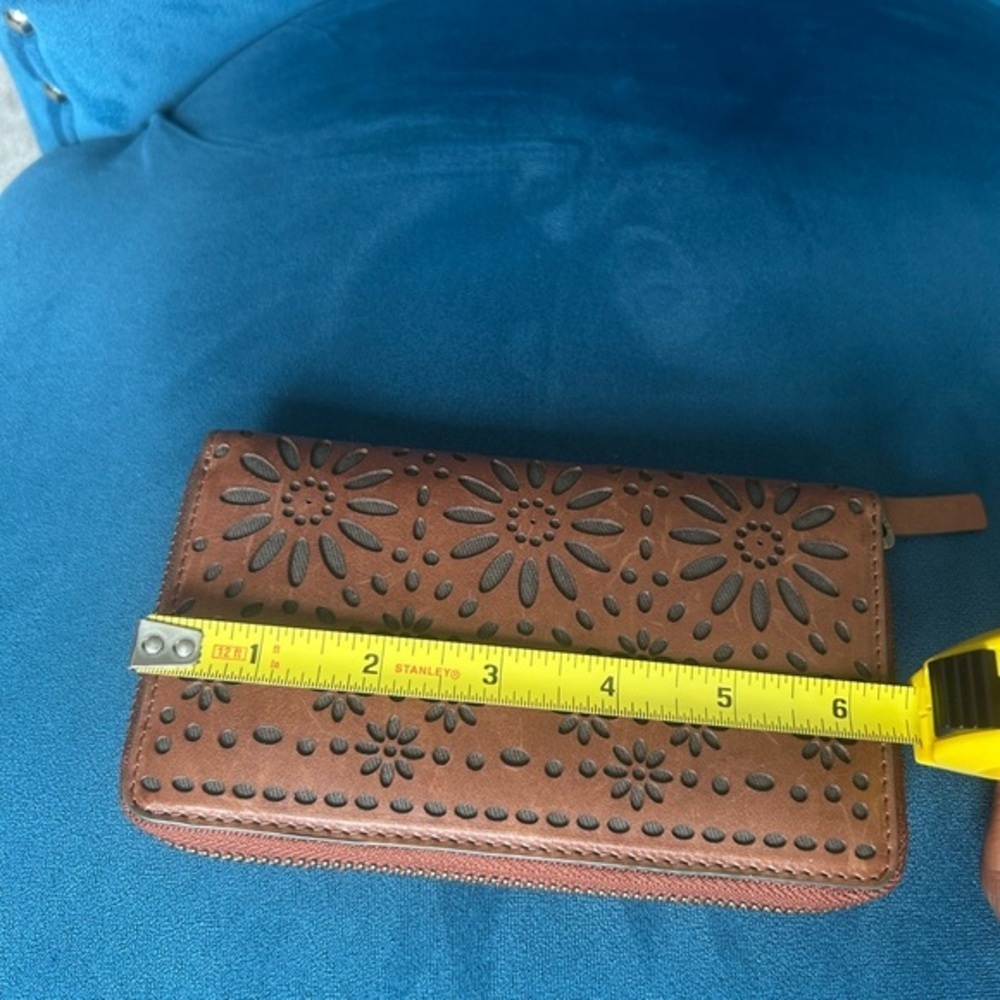 ✨NEW Leather Brown woven Floral Cutout Women's Wallet - Picture 10 of 11
